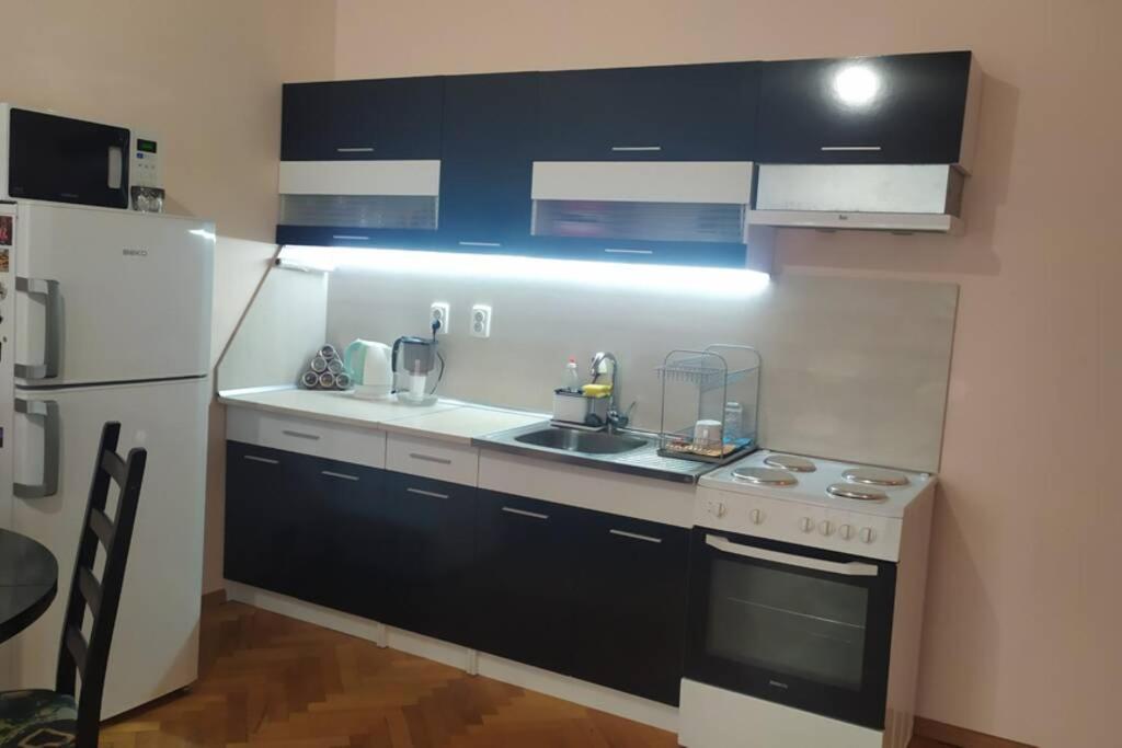 Lovely City Center 1Bd, 1Bt Apartment 소피아 외부 사진